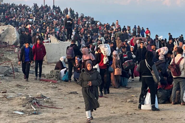 Displaced Palestinians begin returning to northern Gaza