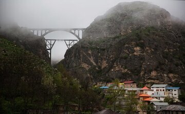 ریزش سنگ بر روی خط ریلی سوادکوه| قطار خسارت دید/ مسافران به مقصد رسیدند