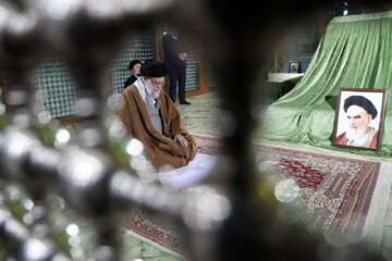 À l'approche de la Décade de Fajr : Présence du Guide suprême de la Révolution islamique au mausolée de l'Imam Khomeini et au cimetière des martyrs de Behesht Zahra (P)