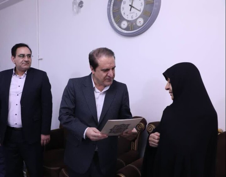 دیدار استاندار ایلام با جانباز سرافراز ۵۰ درصد در آستانه دهه مبارک فجر انقلاب اسلامی