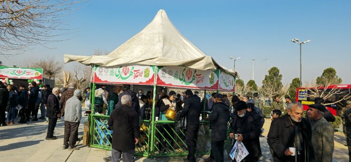 نمازی معطر به روزهای خاطره انگیز انقلاب در حرم مطهر امام خمینی(ره)+فیلم