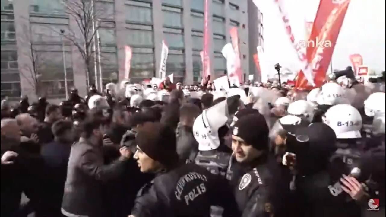 İstanbul Belediye Başkanı taraftarlarına polis müdahalesi