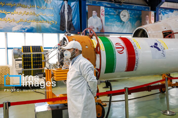 El presidente iraní visita los últimos logros en materia de defensa y espacio