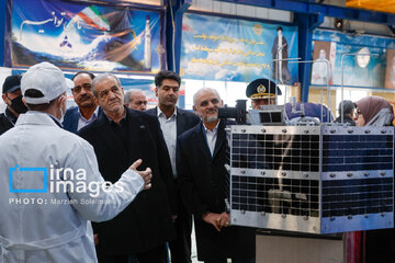 El presidente iraní visita los últimos logros en materia de defensa y espacio