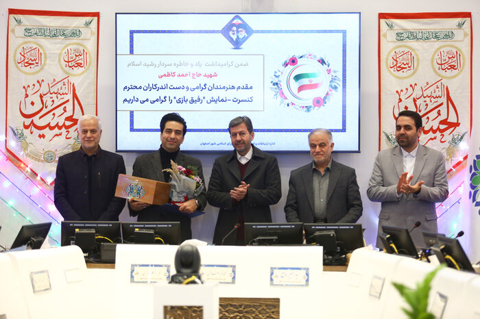 «چراغ تئاتر» نصف جهان را دوباره روشن می‌کنیم