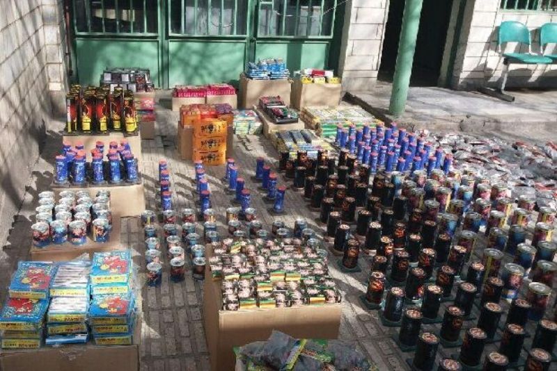 دستگیری سارقان محتویات خودرو و کشف ۷ هزار عدد انواع مواد محترقه در پردیس