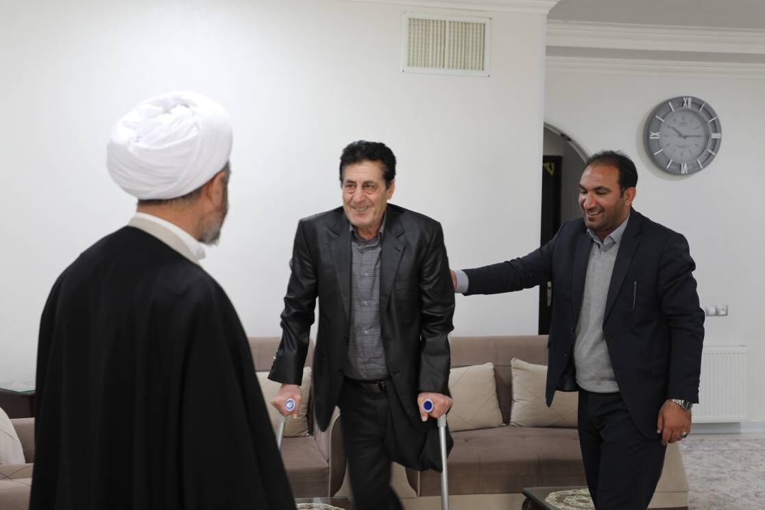 امام جمعه ایلام: جانبازان، شهدای زنده و خانواده‌های آنان اسوه‌ استقامت هستند