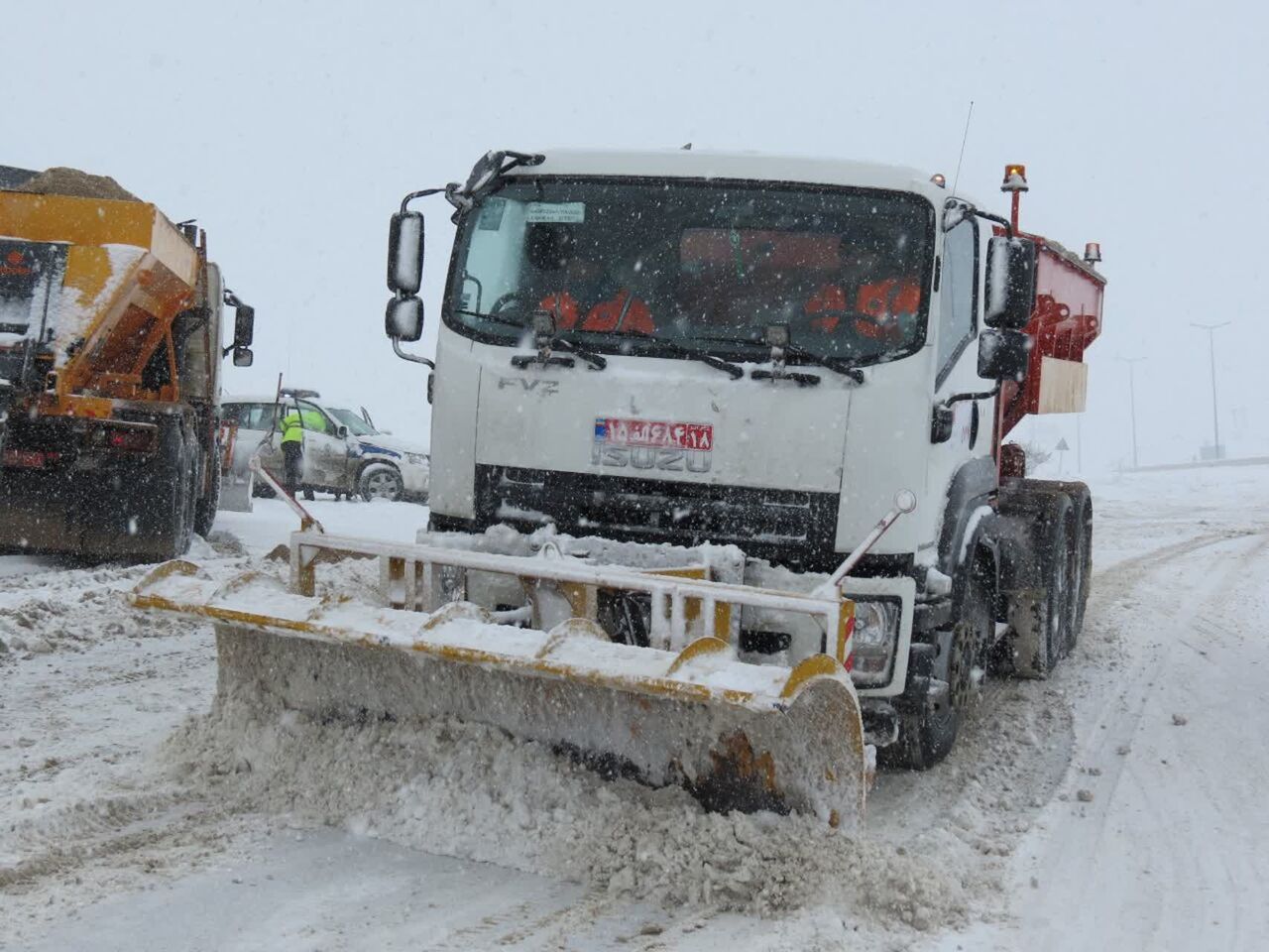باران و برف گستره وسیعی از جاده‌های کشور را در بر گرفت