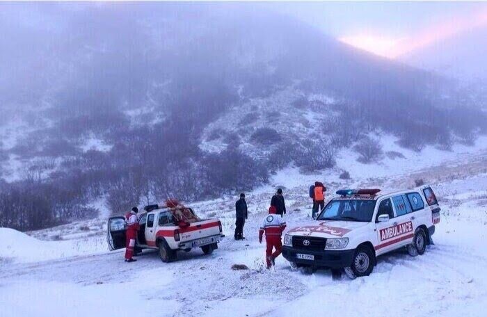 مازندران درگیر برف و ترافیک/ مسافران در جاده‌های شمالی زمین‌گیر شدند+فیلم