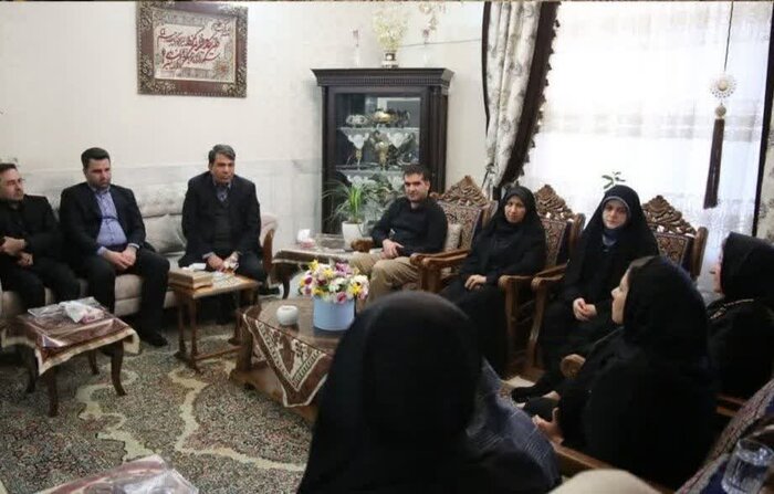 دختر رئیس جمهور در منزل خانواده جانباختگان حادثه کرمان حضور یافت