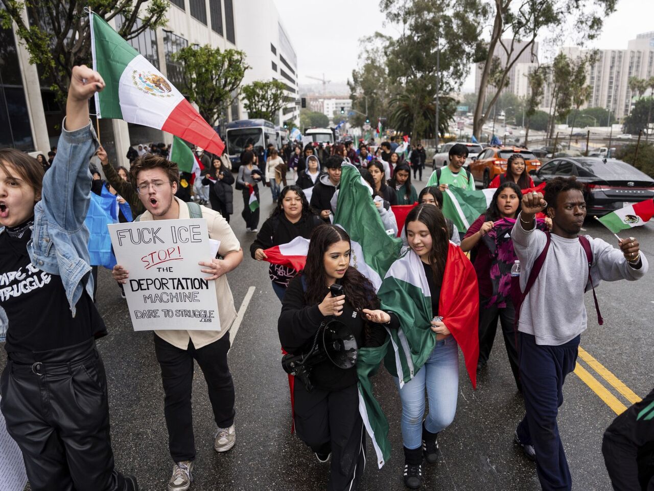 Les manifestations anti-Trump se poursuivent aux États-Unis pour le sixième jour consécutif ; Un adolescent  poignardé