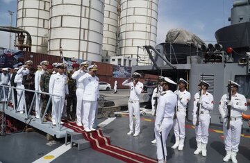 Pakistan’s Navy chief visits Iran’s Jamaran warship