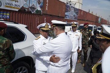 Pakistan’s Navy chief visits Iran’s Jamaran warship