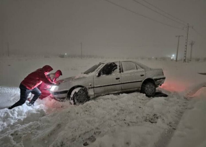 فیلم| امدادرسانی در کولاک و برف شدید مسیر رزن-آوج