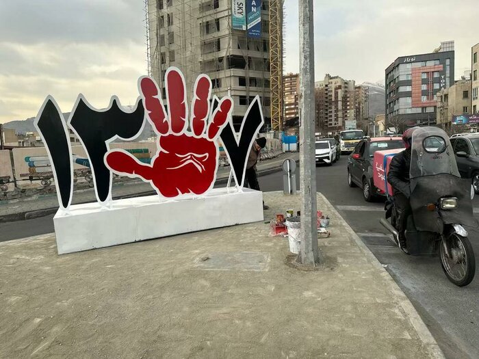 کاشت ۲۲ اصله درخت سرو در میدان انقلاب تهران