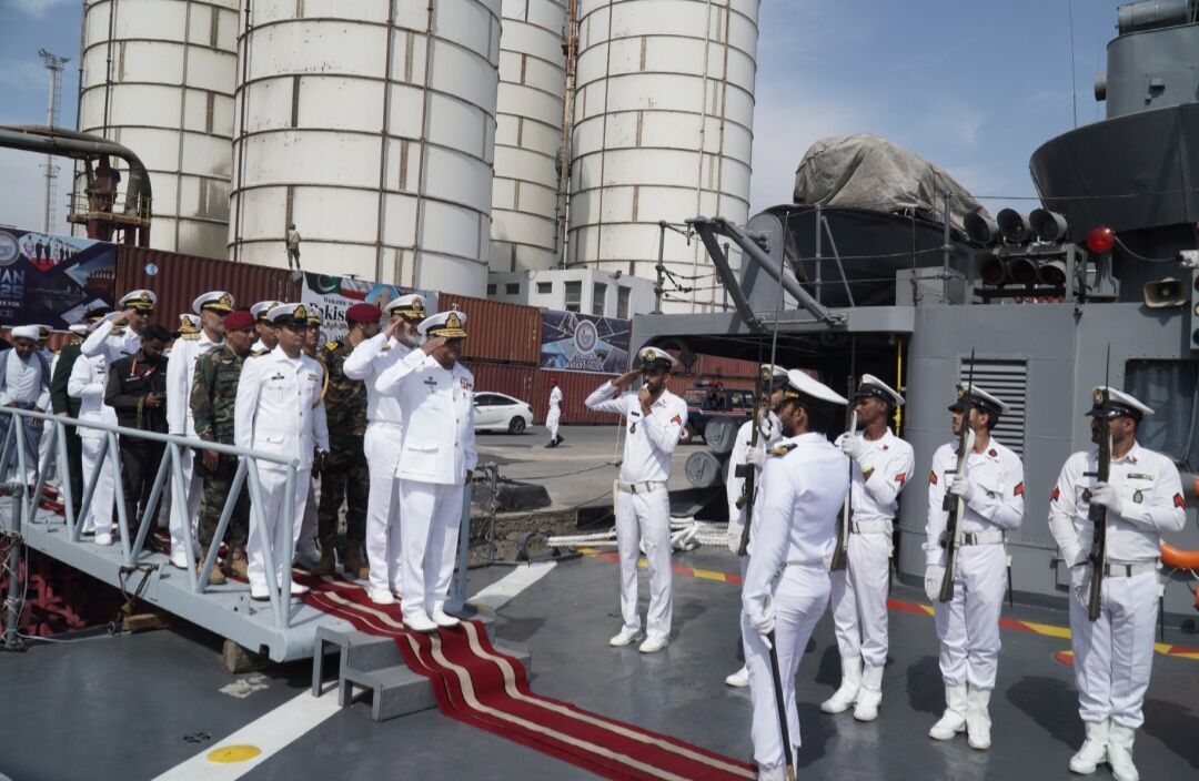 قائد القوات البحرية الباكستانية یزور المدمرة الايرانية "جماران" في ميناء كراتشي