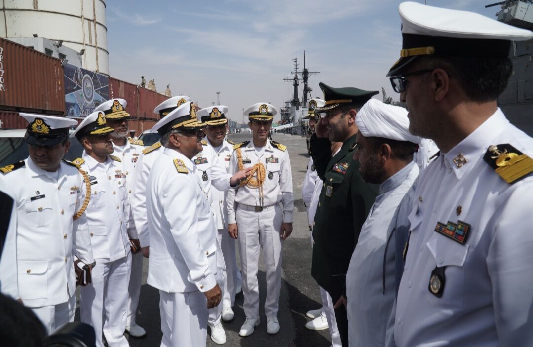 قائد القوات البحرية الباكستانية یزور المدمرة الايرانية "جماران" في ميناء كراتشي