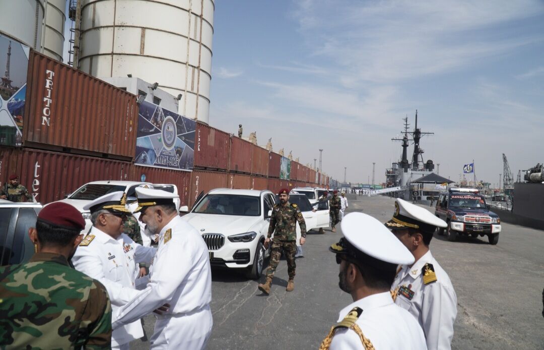 قائد القوات البحرية الباكستانية یزور المدمرة الايرانية "جماران" في ميناء كراتشي