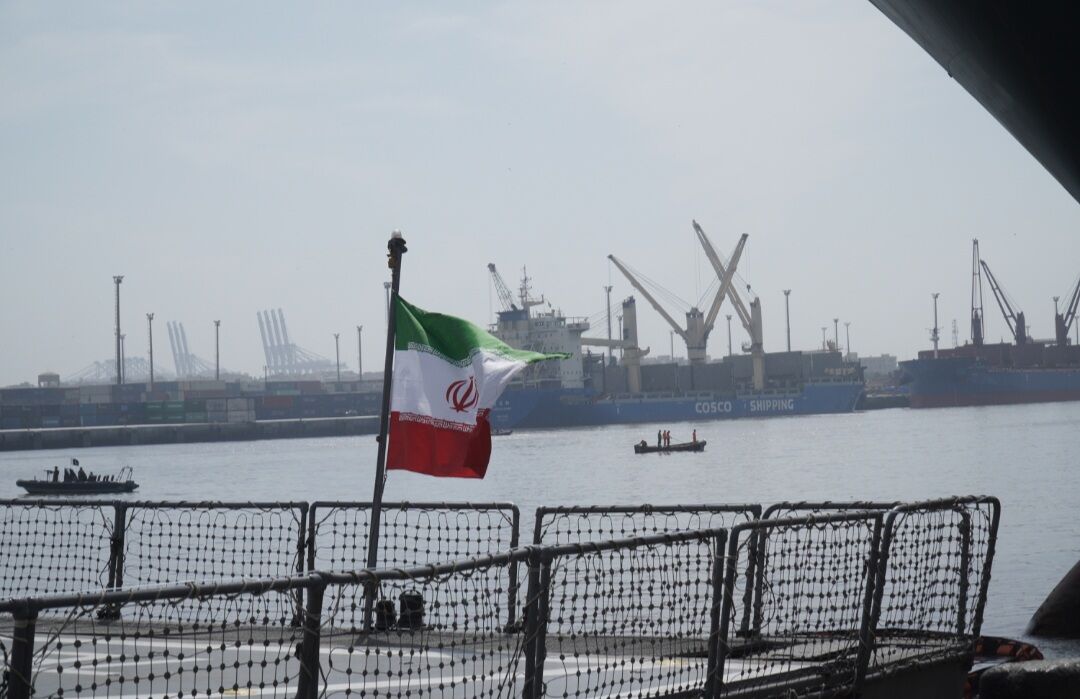 قائد القوات البحرية الباكستانية یزور المدمرة الايرانية "جماران" في ميناء كراتشي