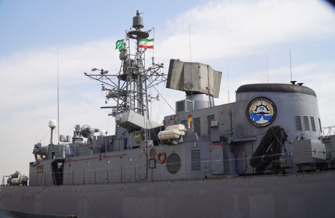 قائد القوات البحرية الباكستانية یزور المدمرة الايرانية "جماران" في ميناء كراتشي