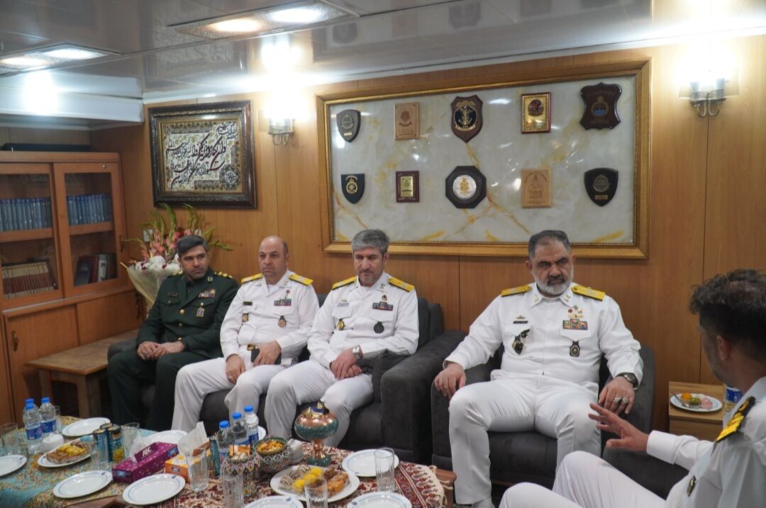 قائد القوات البحرية الباكستانية یزور المدمرة الايرانية "جماران" في ميناء كراتشي