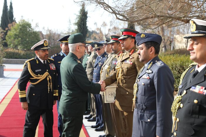 روسای ستاد کل نیروهای مسلح ایران و سلطنت عمان دیدار کردند