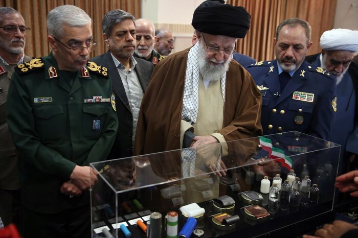 بازدید یک ساعته رهبر انقلاب از نمایشگاه دستاوردهای دانشمندان صنعت دفاعی کشور