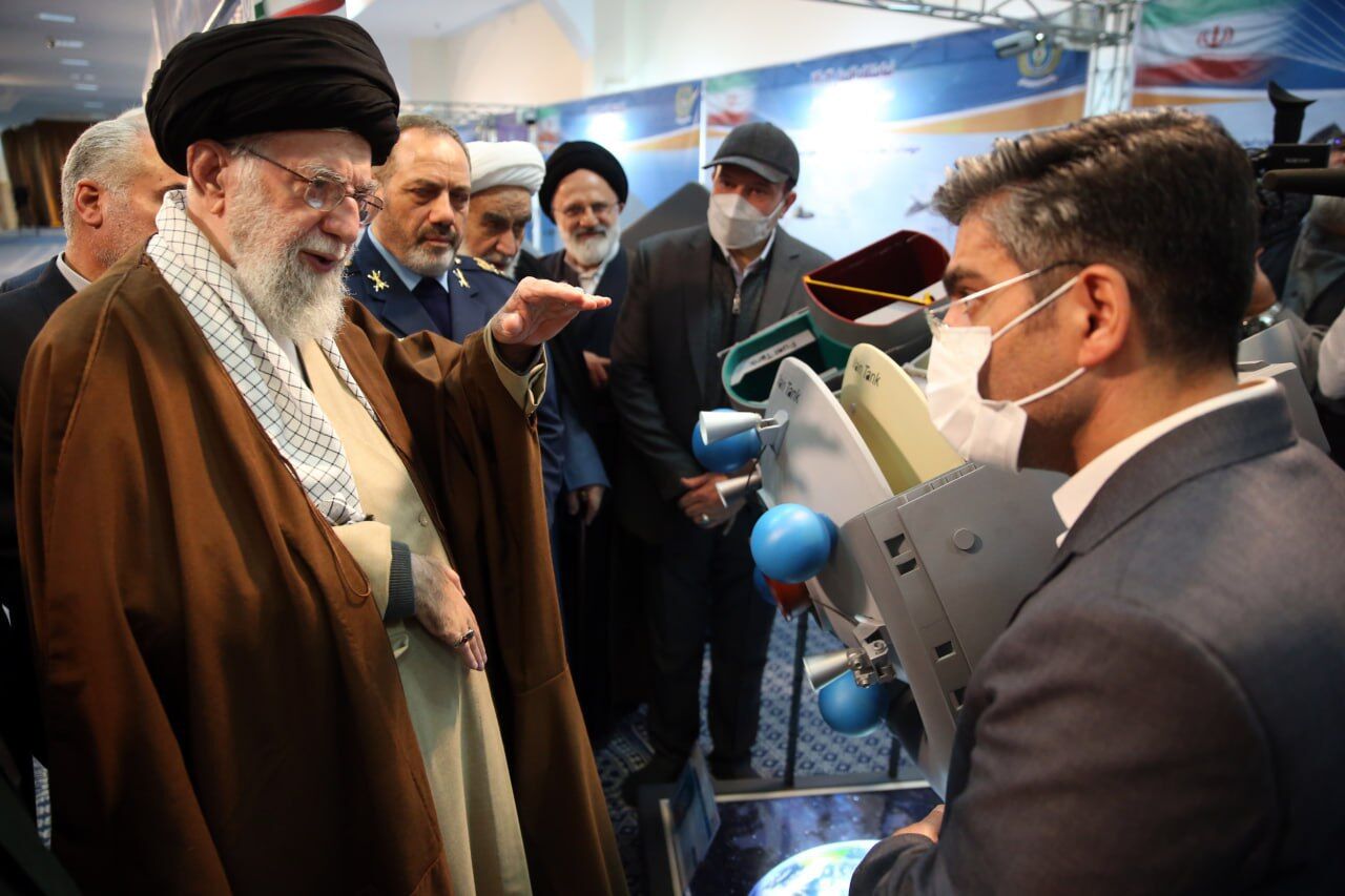 Ayatollah Khamenei besucht die Ausstellung der neuesten Errungenschaften der Wissenschaftler der Verteidigungsindustrie