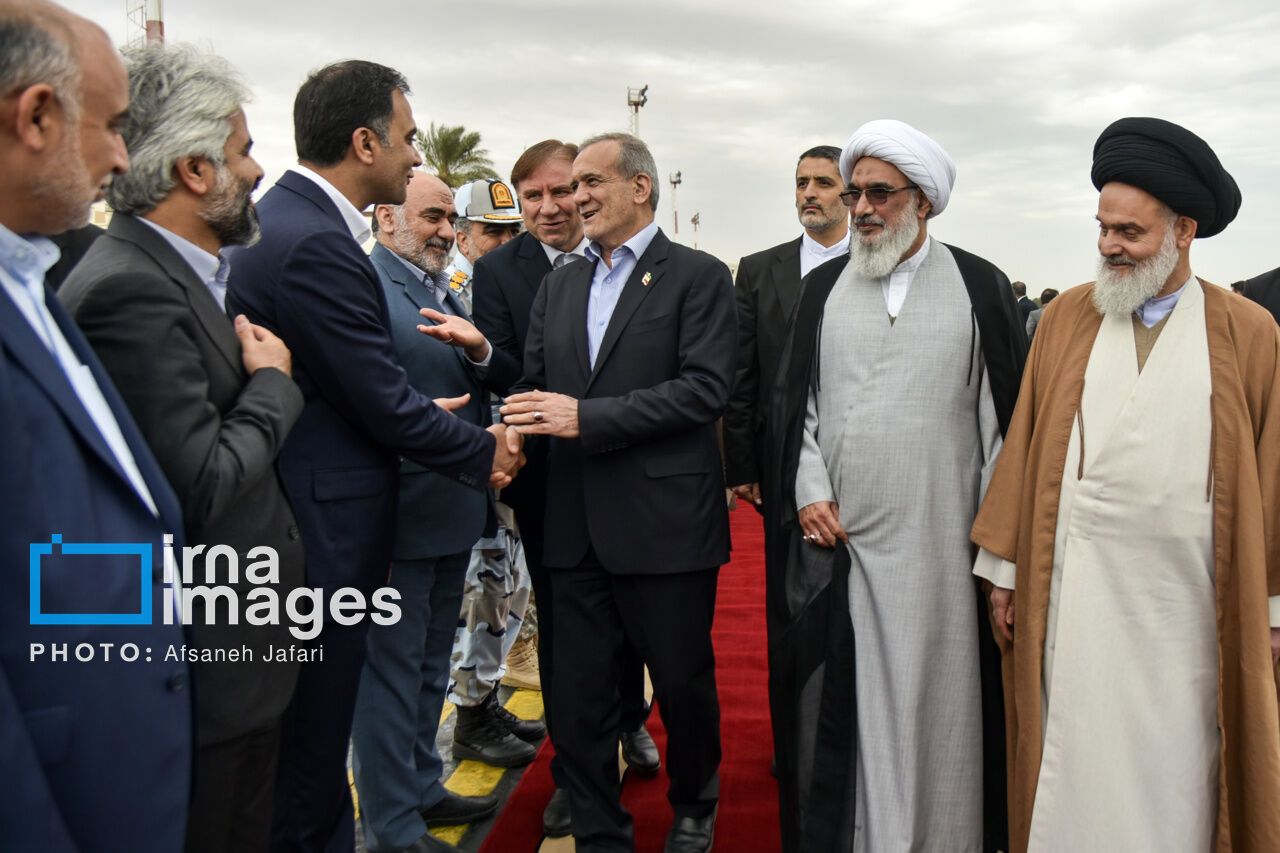 در سفر نیمروز رئیس جمهور به بوشهر چه گذشت؟ در سفر نیمروز رئیس جمهور به بوشهر چه گذشت؟