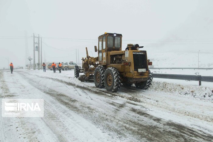 امدادرسانی به ۲۳ خودرو در مناطق برف گیر غرب اصفهان