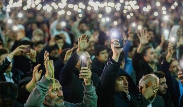 منتظران مهدی موعود در مسجد جمکران شب‌زنده‌داری کردند