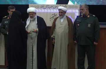 خانواده رضا زارعی‌ شهید مدافع حرم‌، مدال «قهرمان شهید» دریافت‌ کرد
