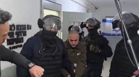 الاحتلال ينشر فيديو للدكتور حسام أبو صفية من داخل زنزانته