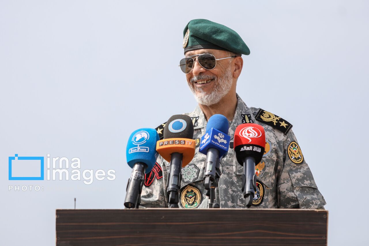 الادمیرال سياري: الجيش الإيراني يجري المناورة المشتركة "ذو الفقار"