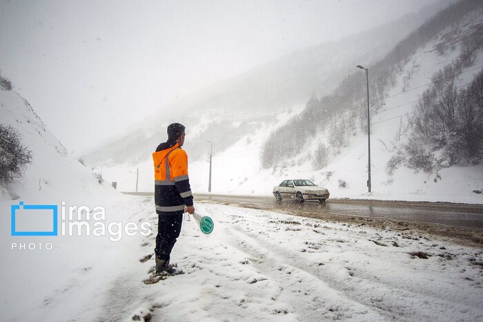 زمینگیر شدن مسافران در جاده چالوس صحت ندارد
