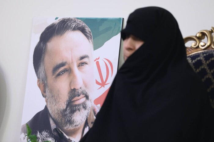 حضور وزیر ورزش در منزل شهید احمدی در دومین سالروز سانحه سقوط هلیکوپتر