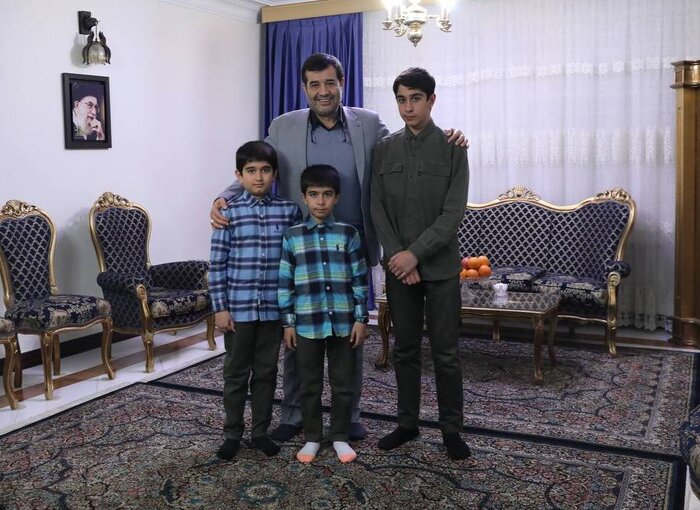 حضور وزیر ورزش در منزل شهید احمدی در دومین سالروز سانحه سقوط هلیکوپتر