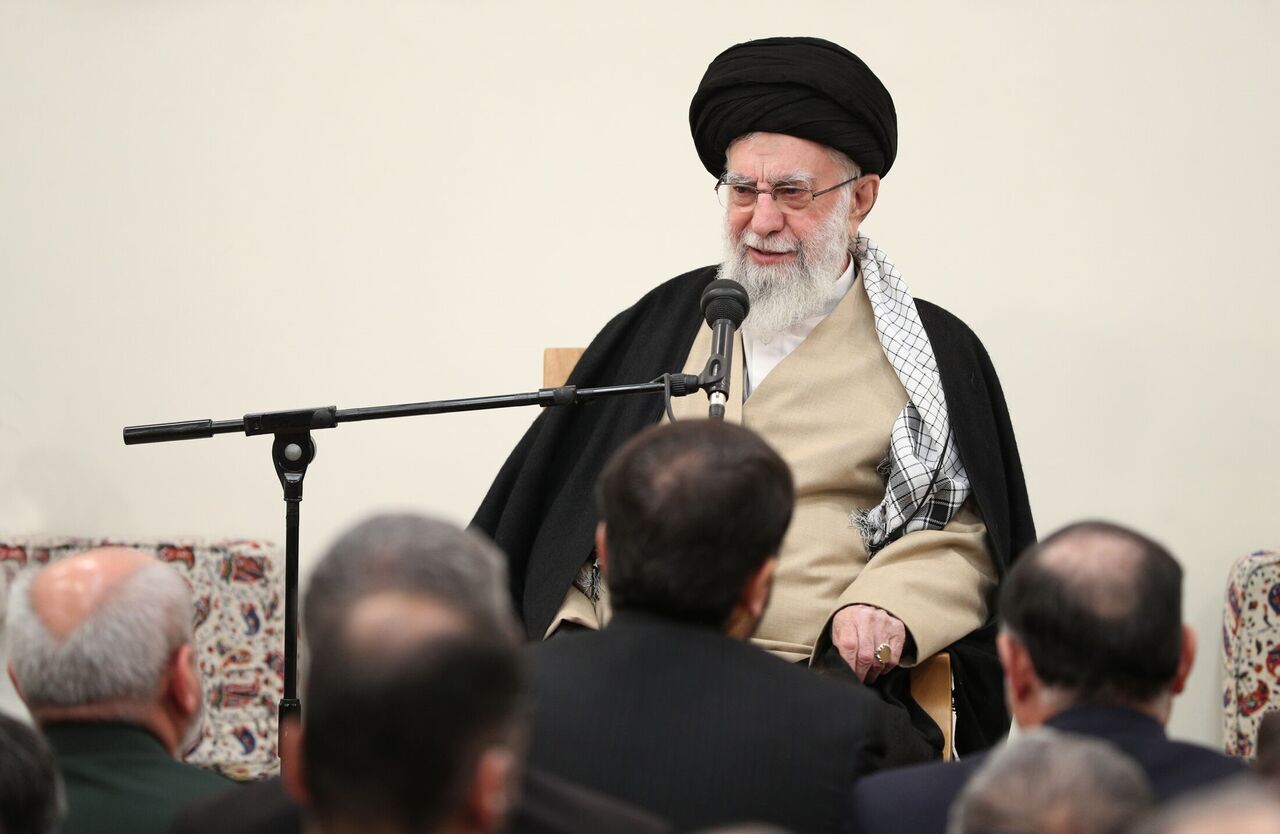 قائد الثورة الاسلامية: الحل الوحيد للمشاكل هو الالتزام بمبادئ الثورة الاسلامية
