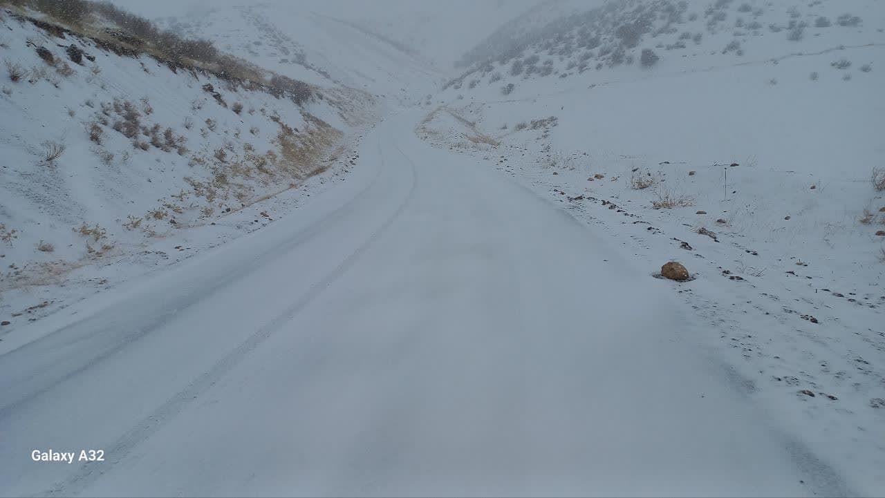 فیلم| بارش سنگین برف پاییزی در محورهای منتهی به دلفان لرستان