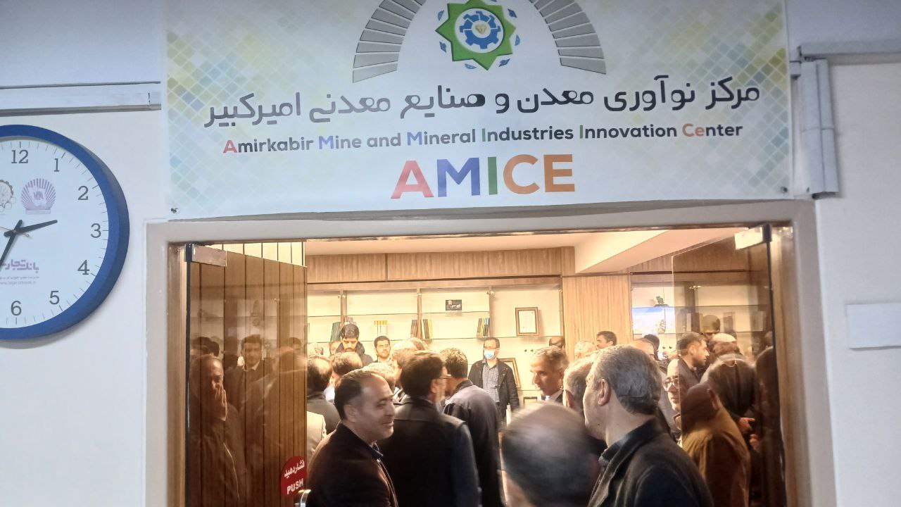 فرمانده قرارگاه خاتم: با وجود مطالبات فراوان، پای کار و همراه دولت هستیم