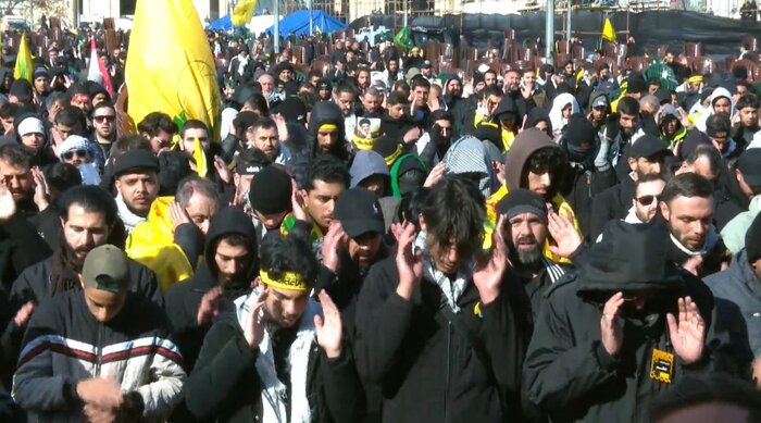 اقامه نماز نماینده مقام معظم رهبری در لبنان بر پیکر شهیدان مقاومت