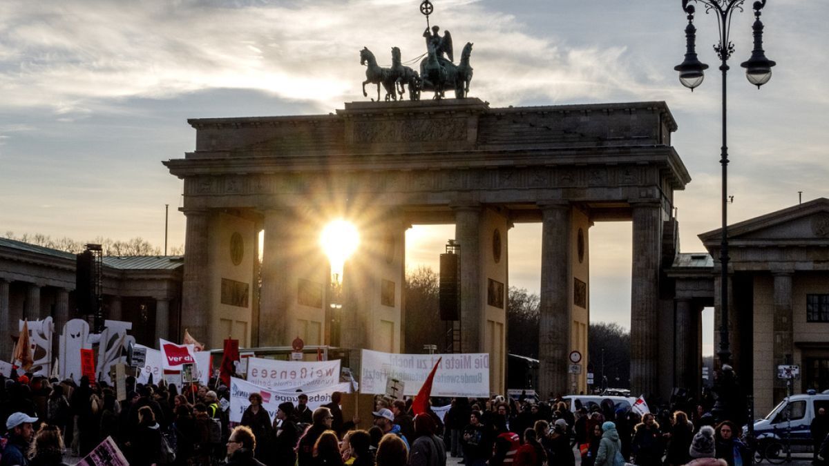 Abhalten deutscher Wahlen; Vorhersage des Hauptwettbewerbs zwischen der Partei des Premierministers und rechten Rivalen