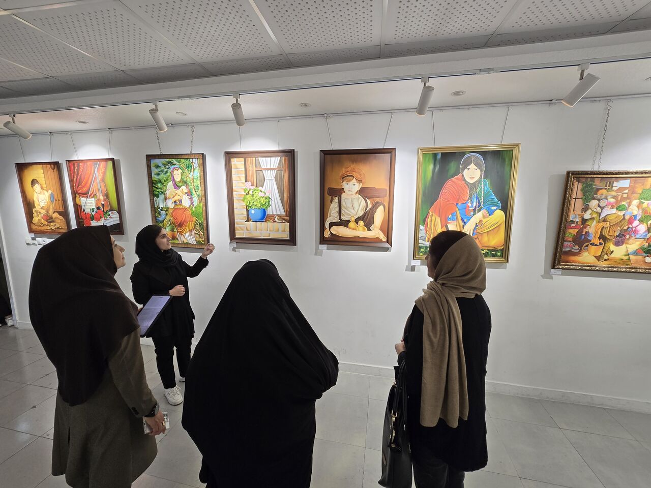نمایشگاه آثار ۱۶ نقاش در حوزه هنری بوشهر گشایش یافت نمایشگاه آثار ۱۶ نقاش در حوزه هنری بوشهر گشایش یافت