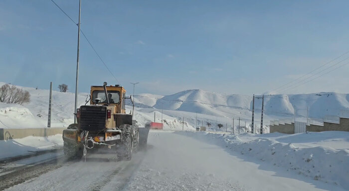 کولاک و یخبندان محور کیاسر به سمنان را مسدود کرد