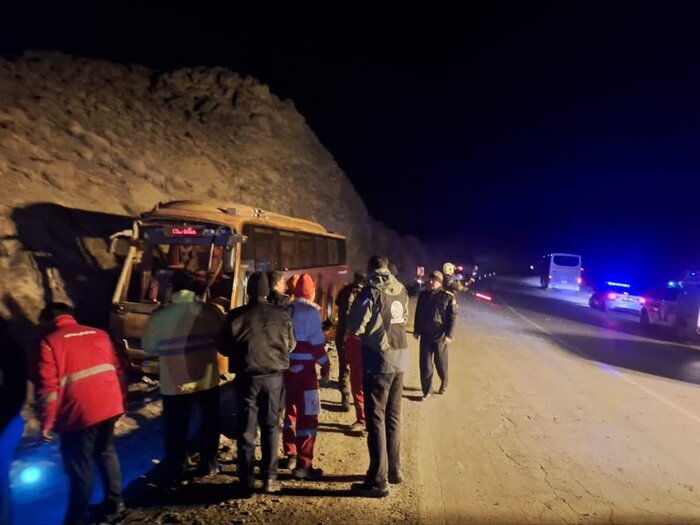 برخورد اتوبوس با کوه در شمال سبزوار یک کشته و ۱۱ زخمی داشت