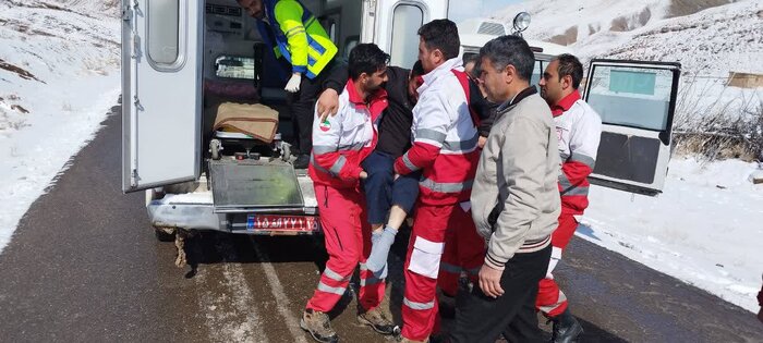 نجات از بهمن در چاراویماق / مردی پس از حدود یک ساعت زنده بیرون آمد