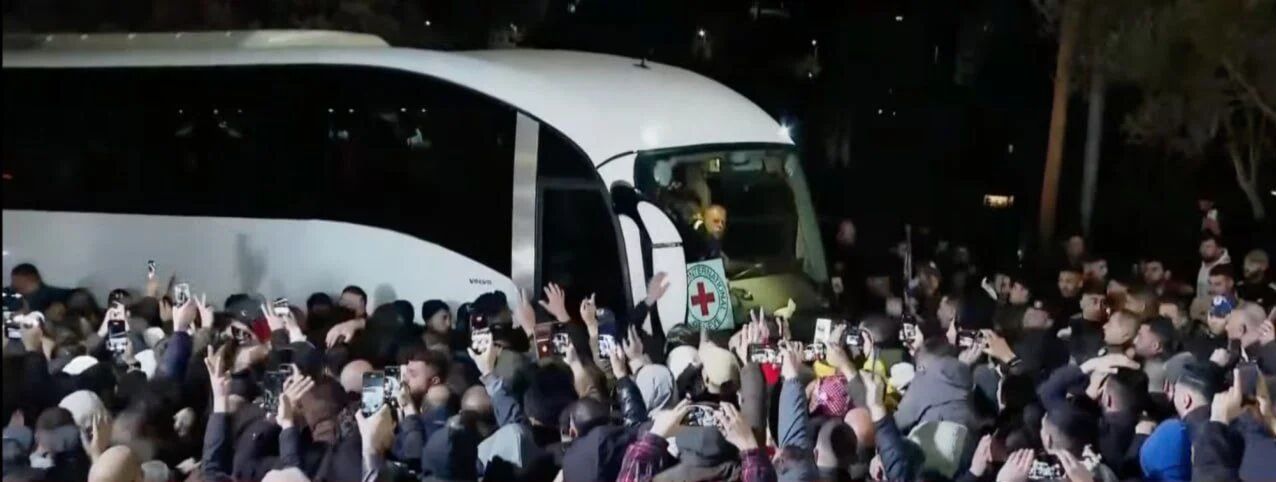 الدفعة السابعة من الأسرى الفلسطينيين المحررين تصل إلى رام الله.. والصليب الأحمر يتسلّم جثث 4 أسرى إسرائيليين