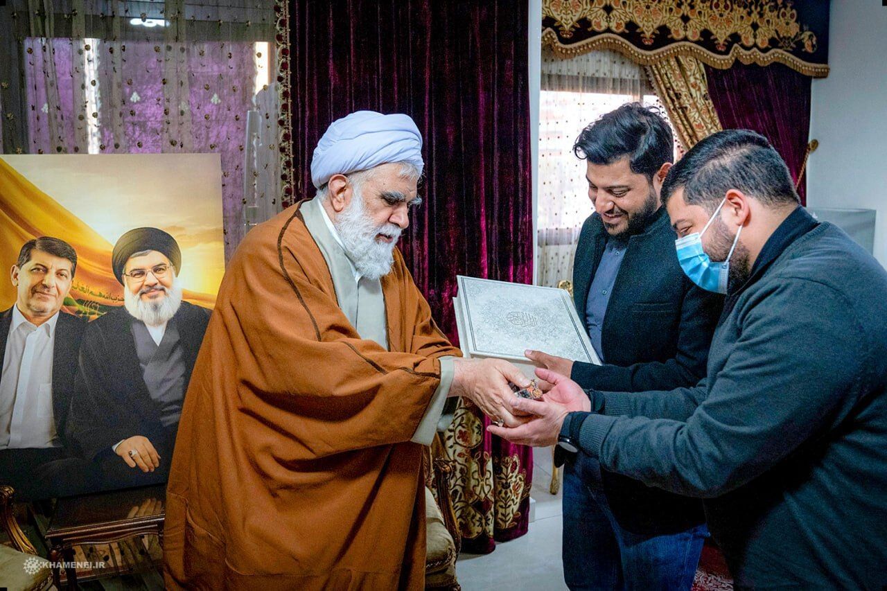 Visite du représentant du Guide suprême de la RII auprès des familles des commandants martyrs du Hezbollah libanais à Beyrouth