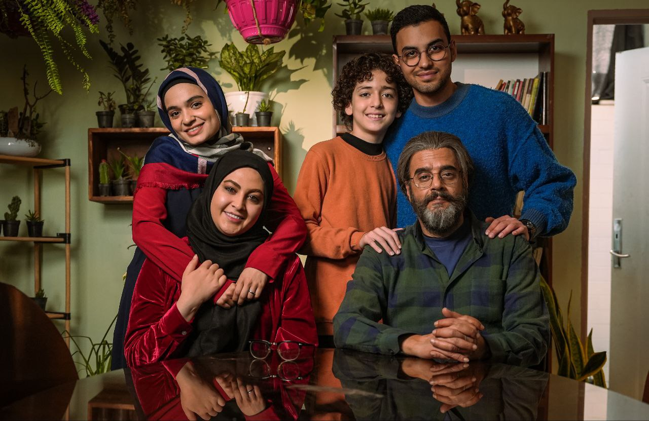 همنشینی جواد رضویان با عروسکها و بازی مریم مومن در «چسب زخم»