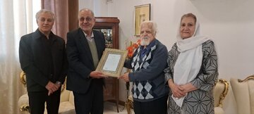 رییس بنیاد نخبگان فارس از نویسنده       " دهکده  پرملال" تجلیل کرد + فیلم